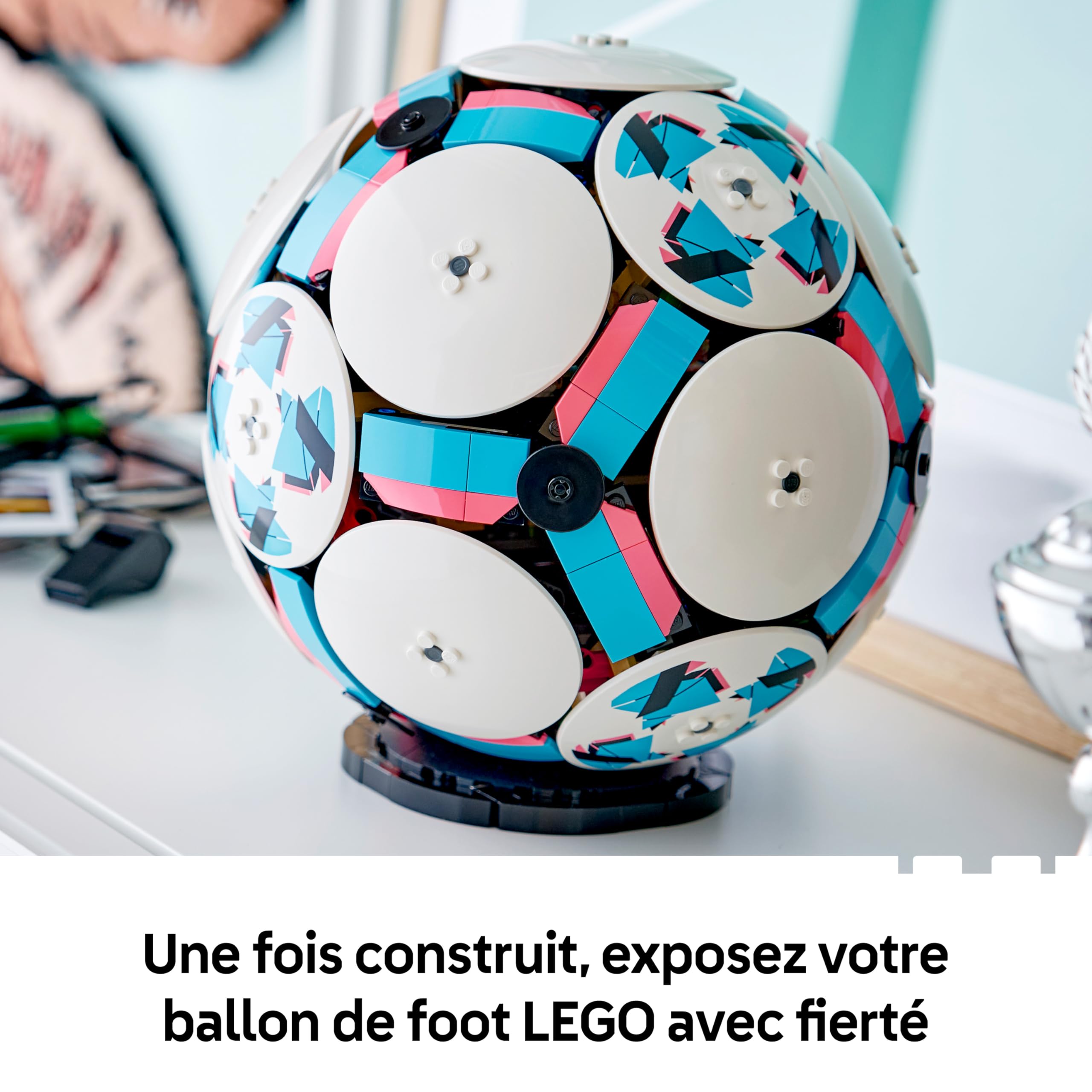 LEGO Editions Trophée Officiel de la Coupe du Monde de la FIFA - Jouet 3D - Maquette DIY avec Minifigurine Collector - Idée Cadeau Football pour la Fête des Pères ou pour Adulte Fan de Sport 43020